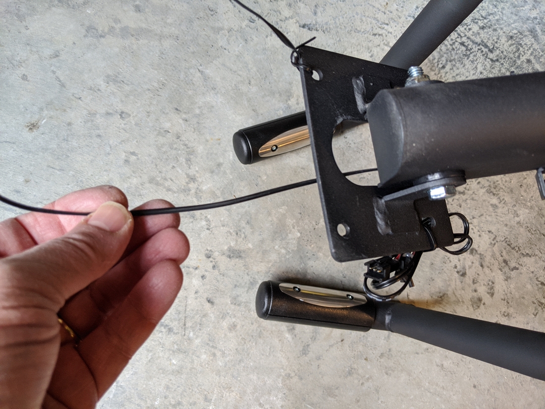 E95 Step 1-3 05 Gently pull long (fish) twist tie from top of Mast (by floor).jpg