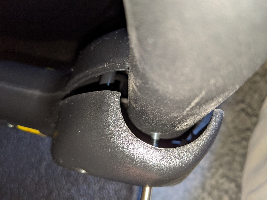 E95 Step 4-04 08 Install the right connector cover (three holes on outside, one inside).jpg