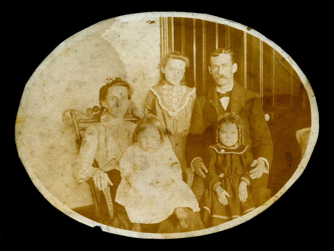 1902~ Wife, Ed, Grace, Mabel & Edward George Allen.jpg