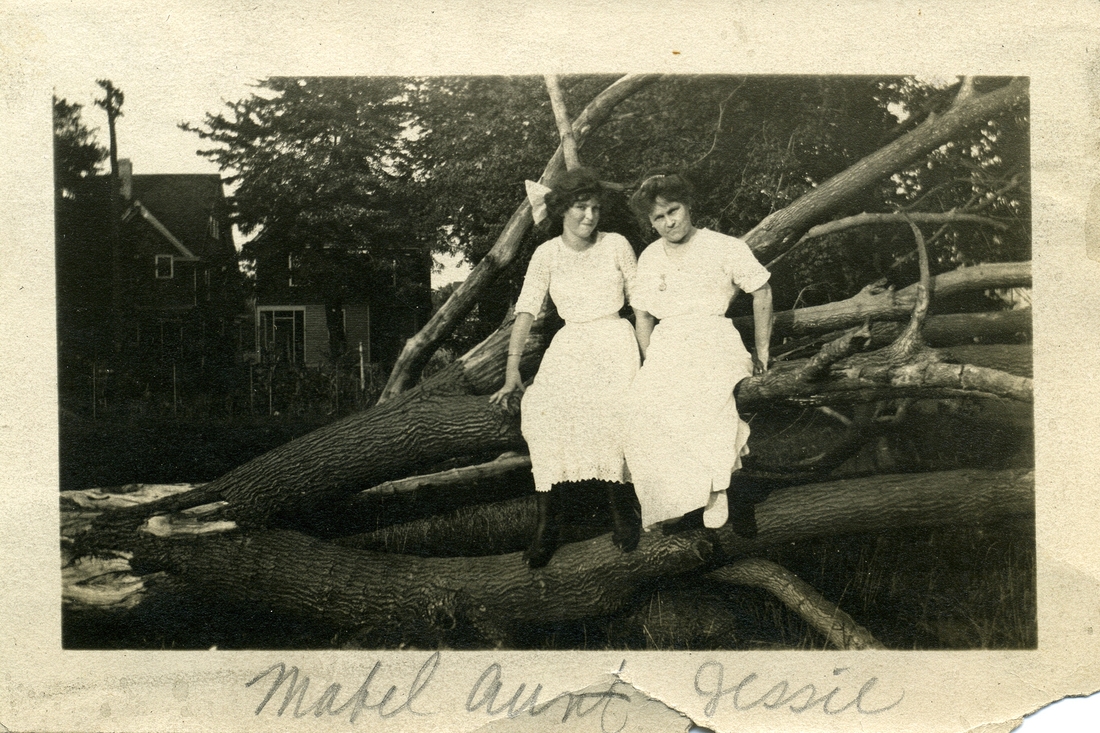 1915~ Mabel & Aunt Jessie [Mabel's writing].jpg