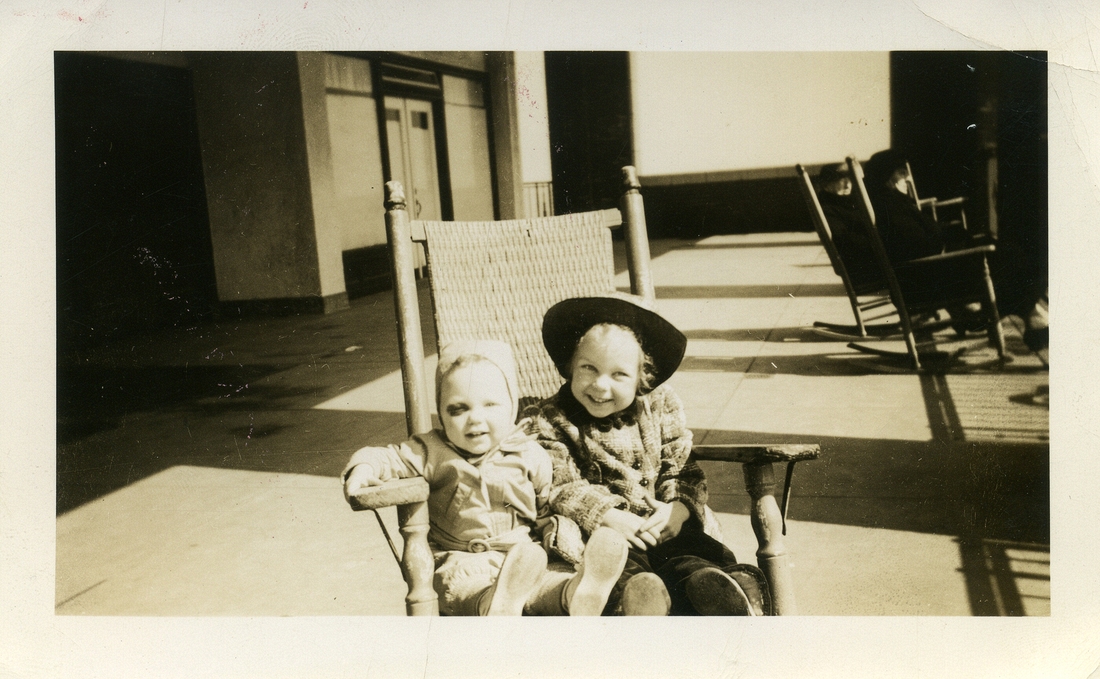 1943-04-14 Ellen & Carol.jpg