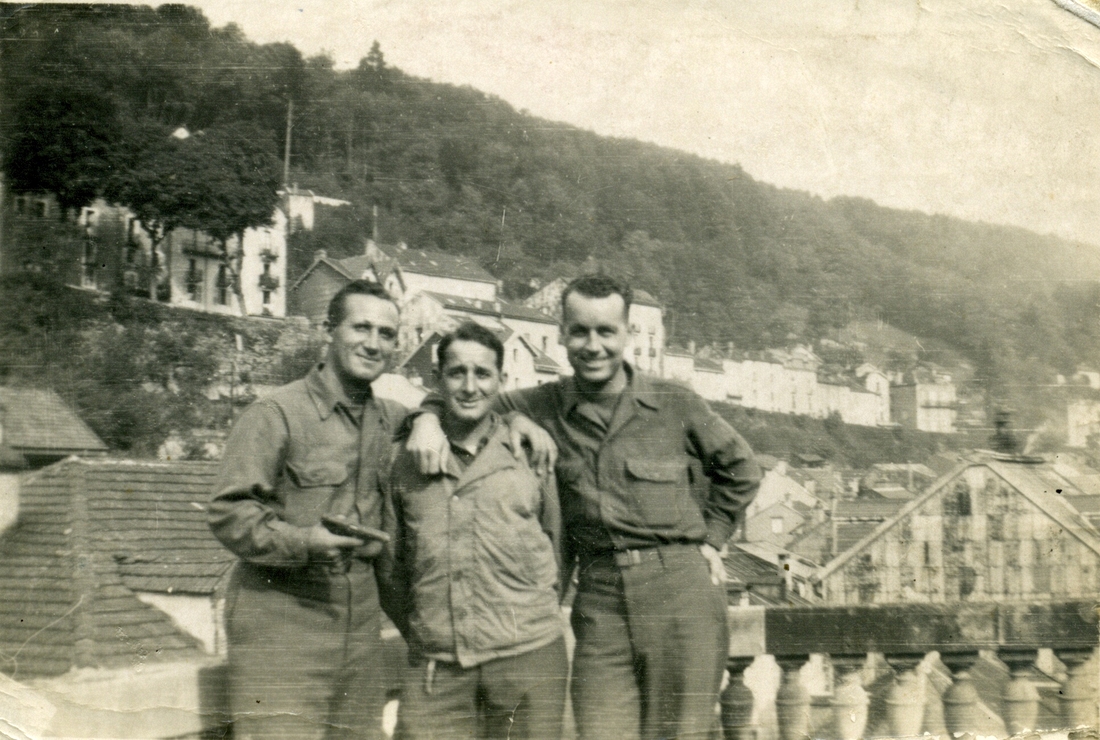 1944-10 2 Harry with friends & luger, France.jpg