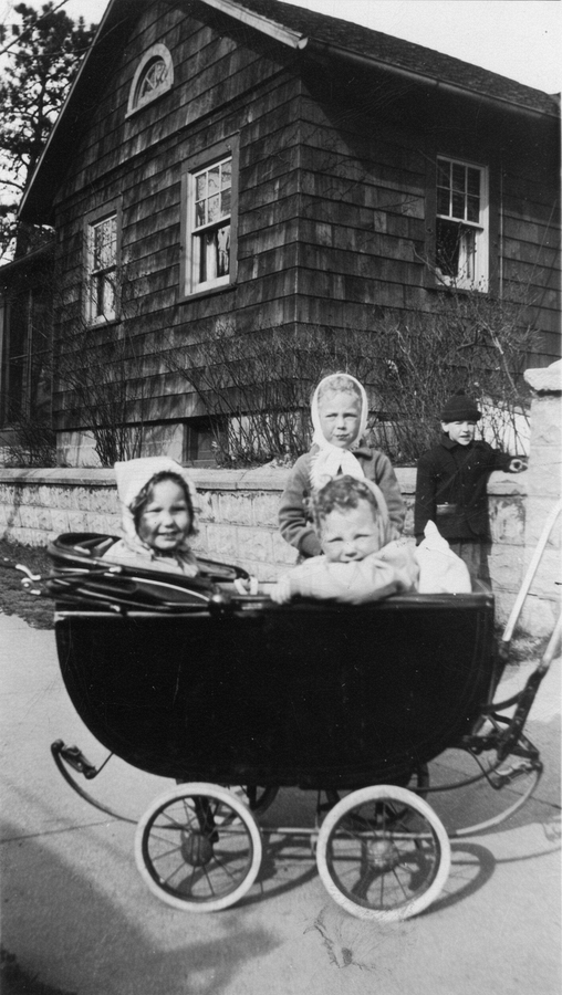 1945-04 Penny (freckle-color birthmark on face), Ellen (front), Carol, unknown boy.jpg