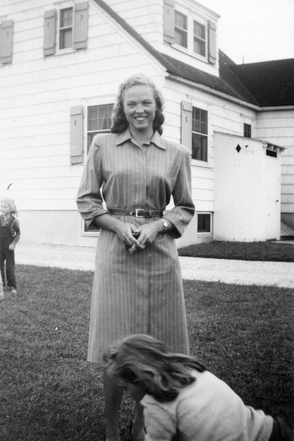 1945-09-29 2 Velma & Judy (Grace's daughter) at Spring Lake.jpg