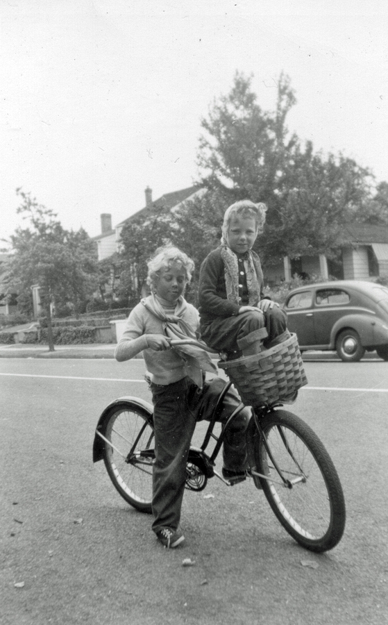 1948 1 Carol & Ellen.jpg