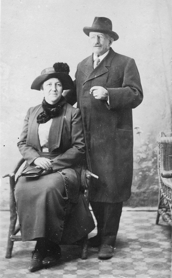 1919~ Liz Perry with her father, Bill Fowler; postcard, Worcester.jpg