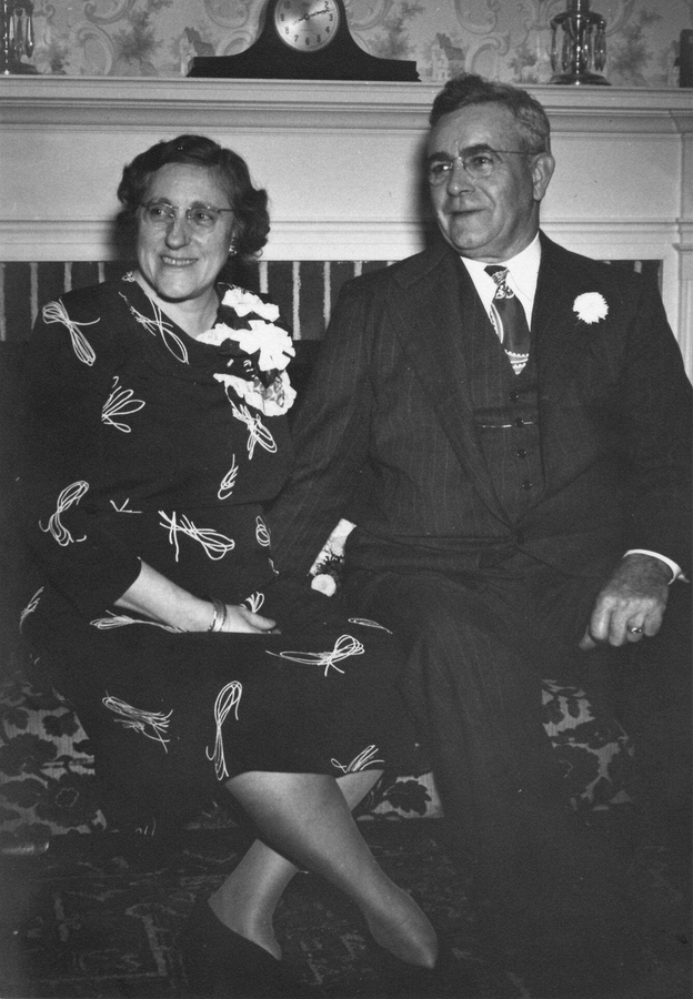 1945-10-14 Edith & George Razee, 30th wedding anniversary, home in Woodbridge CT.jpg