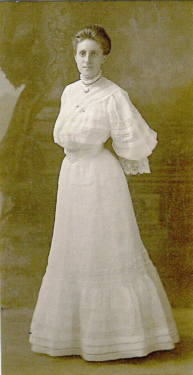 1905 3 Edith Blakeslee, New Haven HS Graduation.jpg