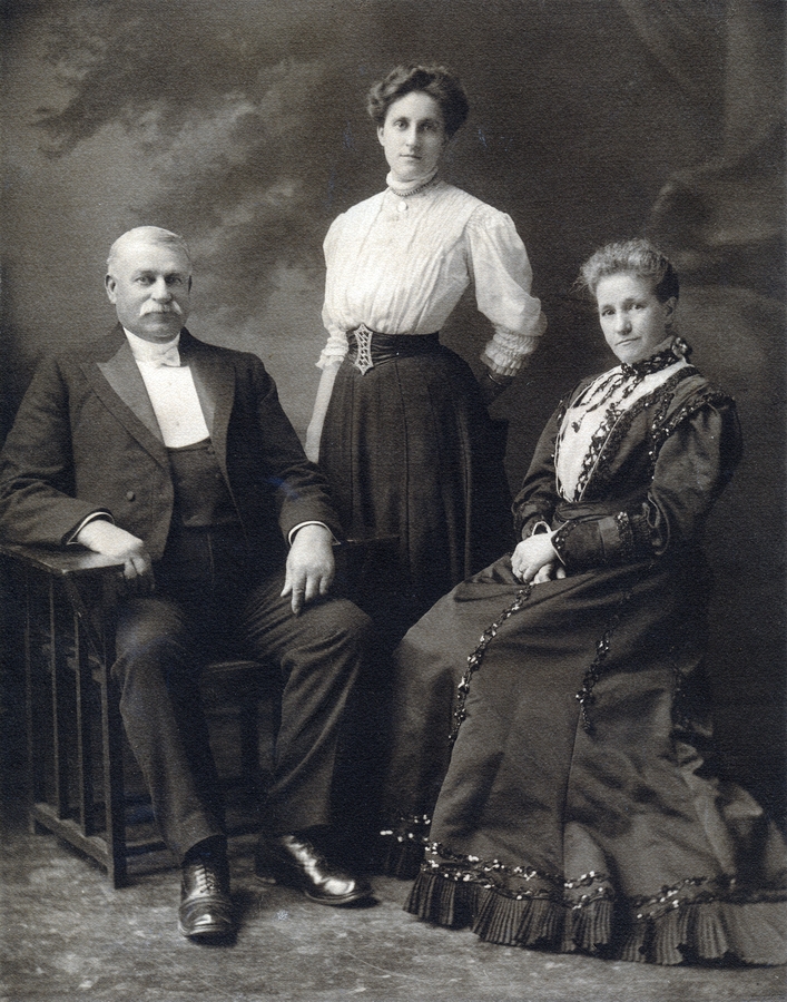 1910~ Charles, Edith & Grace Blakeslee.jpg