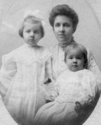 1905~ Doris, Bess & San Frisbie.jpg