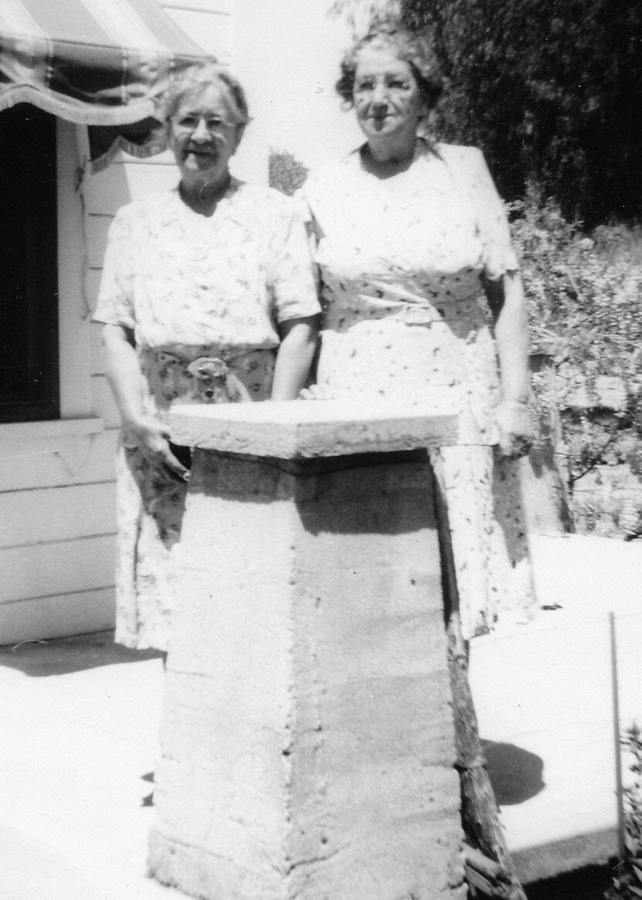 1948 Coz Bess & Liz Perry, Frisbie home, San Jacinto CA  .jpg