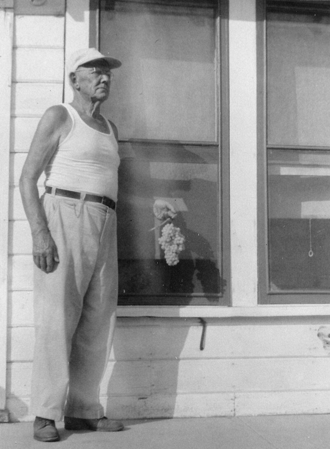 1959~ Walt Frisbie with grapes, San Jacinto CA.jpg