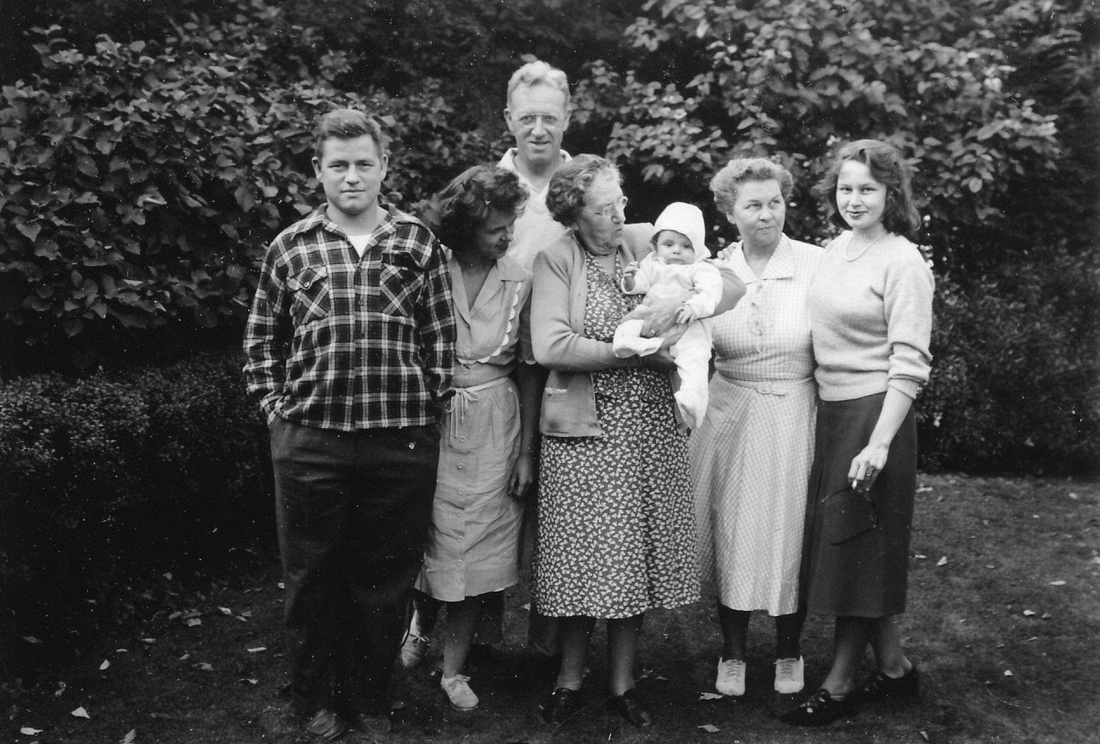 1948-10-09 1 Jack, Jinny, Ped, Liz, Pete Jr, Doris & Diane; 5 Alden Rd, Wellesley MA.jpg