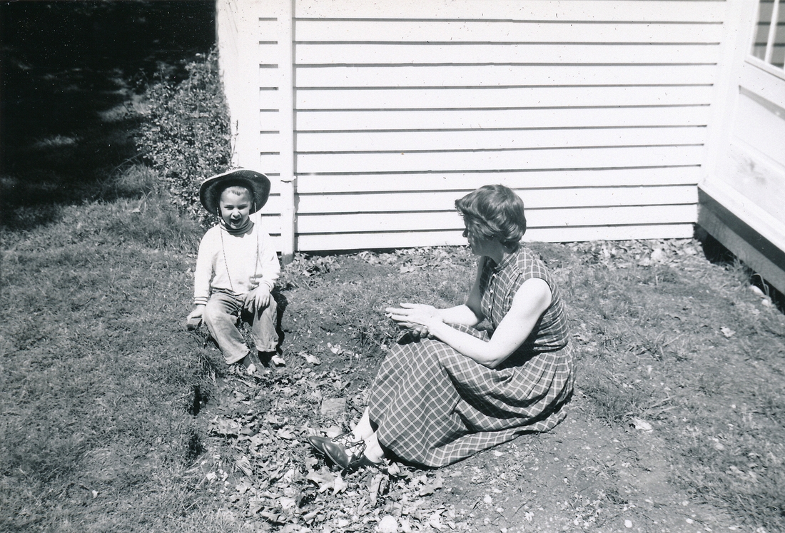 1954-05-30 1 Dan & Diane behind breezeway.jpg