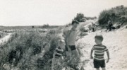 1955-09 6 Pete Jr, Peg Henderson & Dan; Wingaersheek Beach, Gloucester MA.jpg