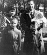 1957-02-23 2 Diane (HBD), Pete Jr, Pete, Dan & Andrea; Wellesley.jpg