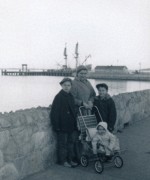 1957-11-27 1 Pete Jr, Til, Andrea & Dan; day before Thanksgiving, Plimouth Plantation, MA.jpg