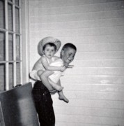 1959-07 4 Andrea & Dan on garage side of breezeway, Needham.jpg