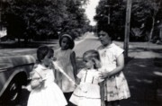 1960-07-09 7 Andrea, Patty Rawson, Anne Rawson & Debbie Hoyt - Andrea couldn't resist!.jpg