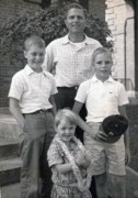 1960-08 04 Dan, Andrea, Pete & Pete Jr; Dartmouth College, Hanover NH.jpg