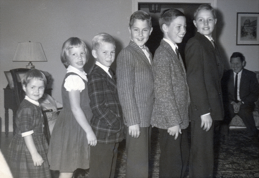 1960-10-02 3 Six Grandchildren & Jack - Andrea (4.11), Judy (7.0), Carl (8.10), Dan (10.6), John III (10.10), Pete Jr (12.5); Weston MA.jpg