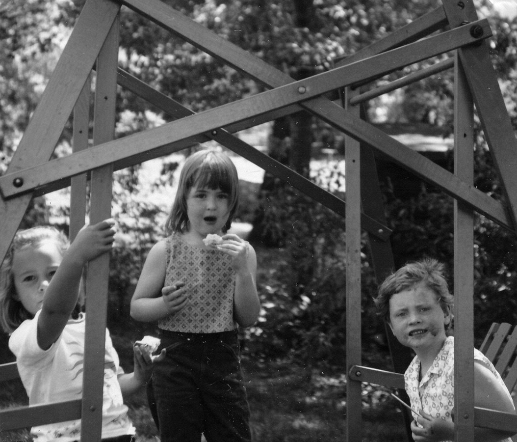 1962-05 16 Anne Rawson, Andrea, & Donna Rheaume - the popsicle man has come and gone.jpg