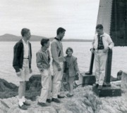 1963-08 09 Pete Jr, Ron Stitt, Dave Hoyt, Andrea & Dan; by the museum, lighthouse & working light, Islesboro ME.jpg