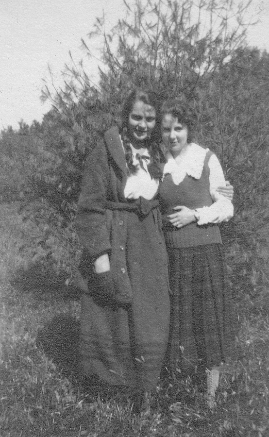 1915~ 1 Geneth Murphy (right) .jpg
