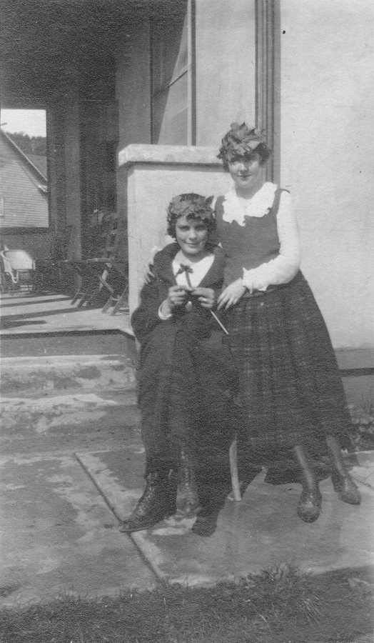 1915~ 2 Geneth Murphy (right) .jpg