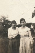 1918 09 Mabel 'Ma' Buckingham & Doris, Gales Ferry CT.jpg