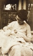 1923-06 1 Diane (3.5 mo) & Aunt Katch.jpg