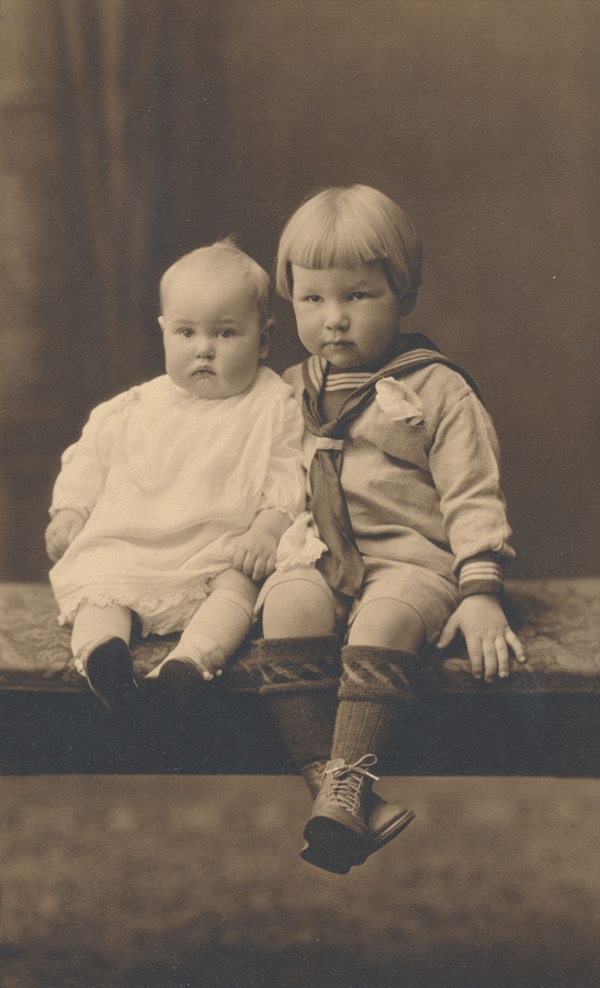 1924-02 Diane Ostrom Perry (1 year) & John Beecher Perry II (3.5 years).jpg