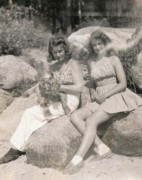 1940-08-24 4 Toni, Diane & Anne MacNeil, Lake Onway NH.jpg