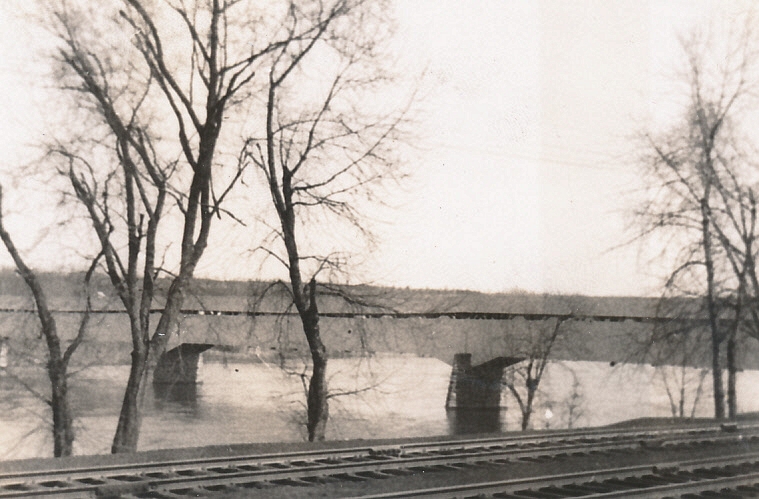 1941-03-30 16 Covered bridge, on the way to Delaware Water Gap.jpg
