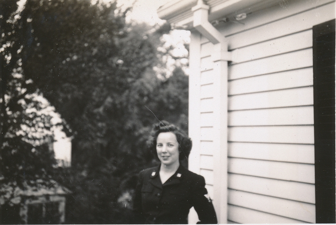 1945-08~ 1 Nancy (Lee) Oyler stops off on leave, Wellesley.jpg