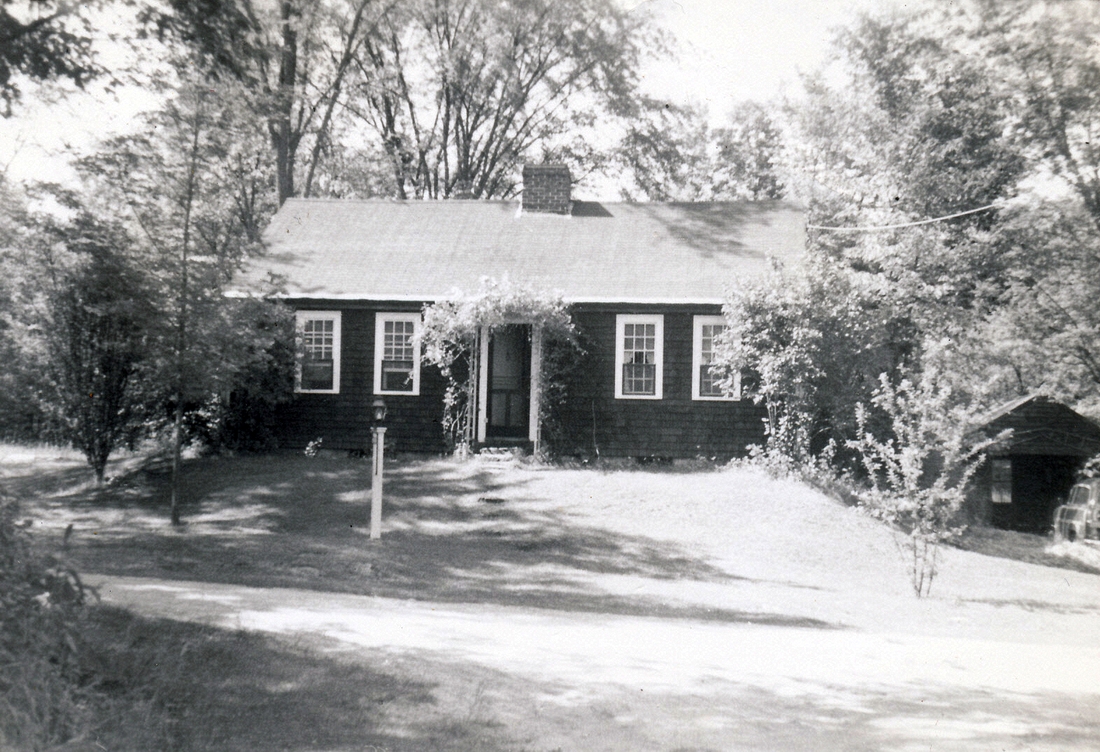 1954-07-11 Doris & Ped's house in the country, Weare NH.jpg