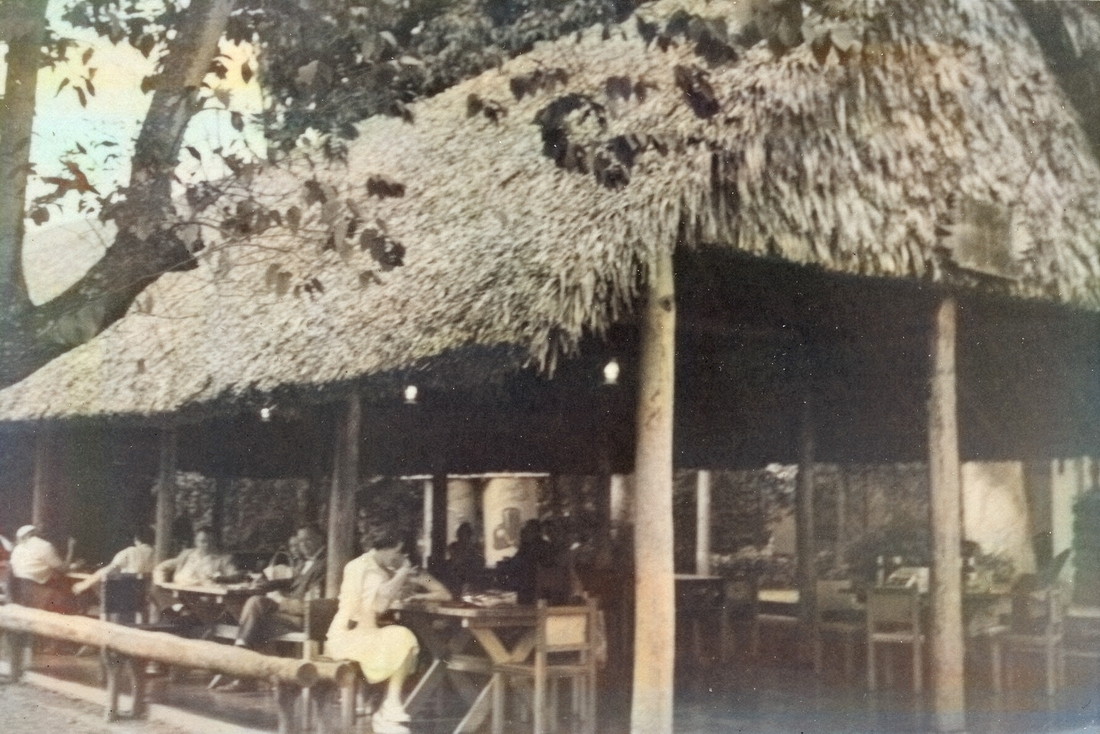 1954-10-08 5 Version of night club, Caracas Venezuela.jpg