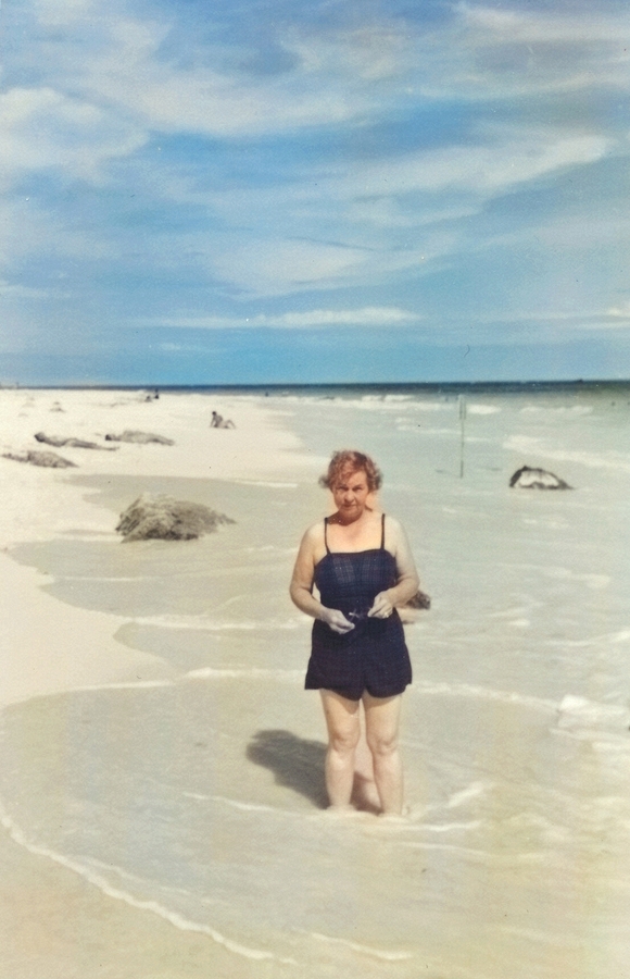 1956-09 05 Doris at Coral Beach Club, Bermuda.jpg