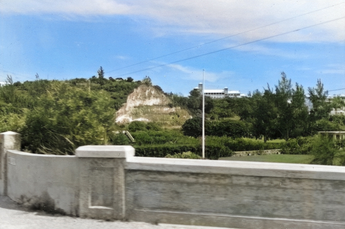 1956-09 25 Coral rock formation & Government House, Hamilton, Bermuda.jpg
