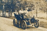 1905 21 (r) Ped & Harry; (f) John & Liz; Model F 1-cyl Cadillac, C2203.jpg