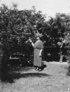 1937-02 Liz Perry, hotel grounds, St Augustine FL.jpg