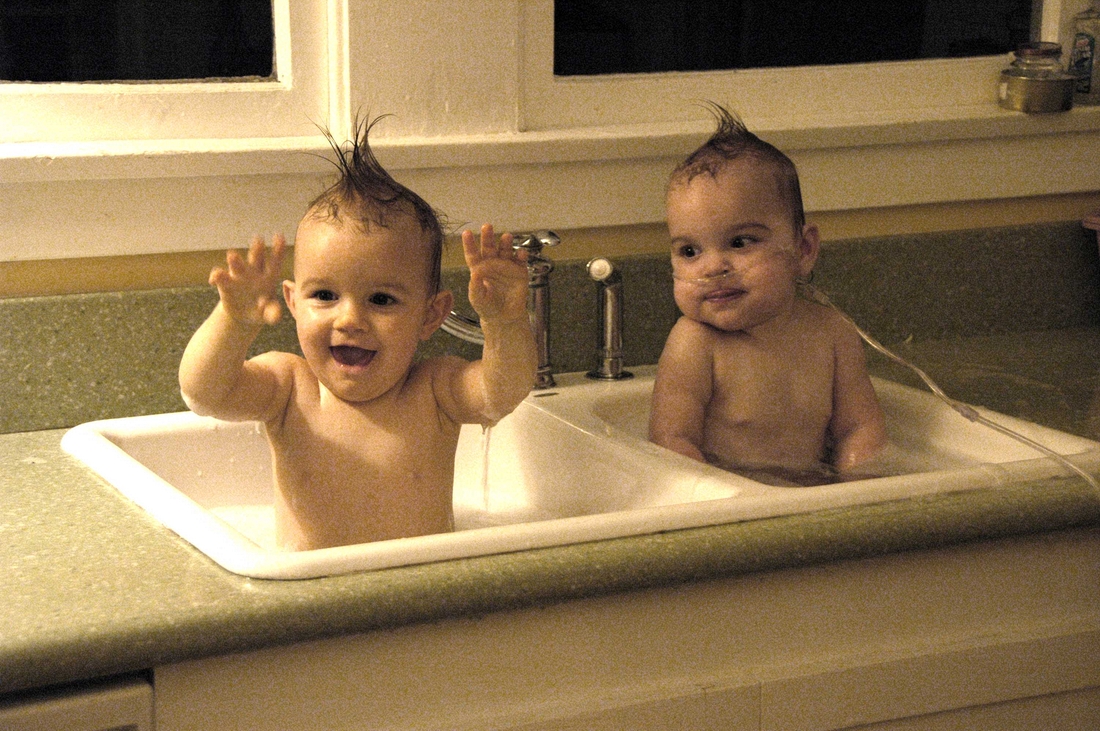 2007-11-09 6 Jo and Mac, side-by-side baths.jpg