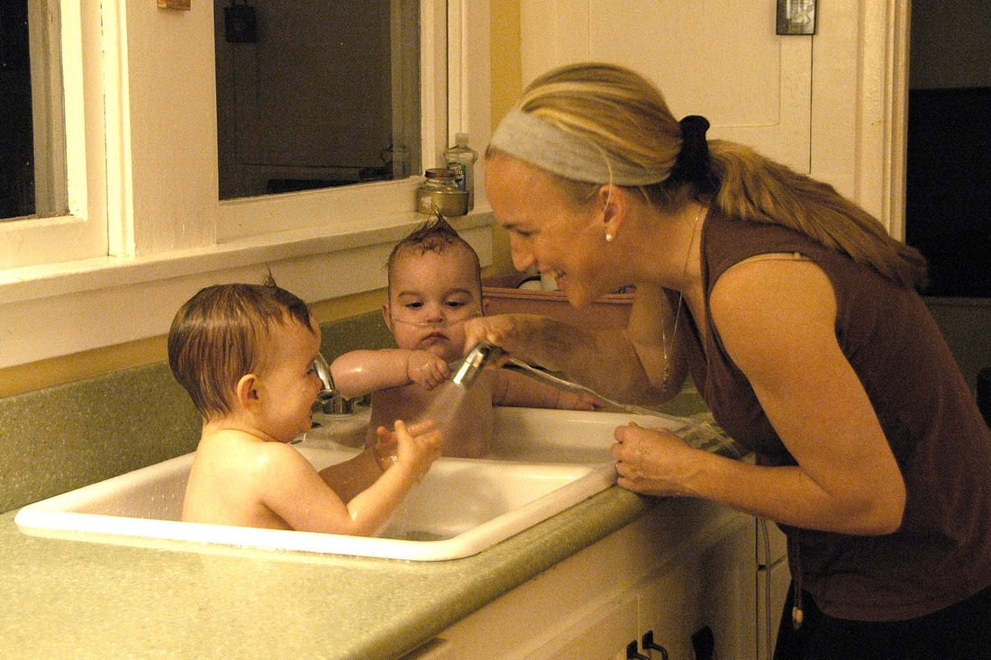2007-11-09 7 Jo and Mac, side-by-side baths.jpg
