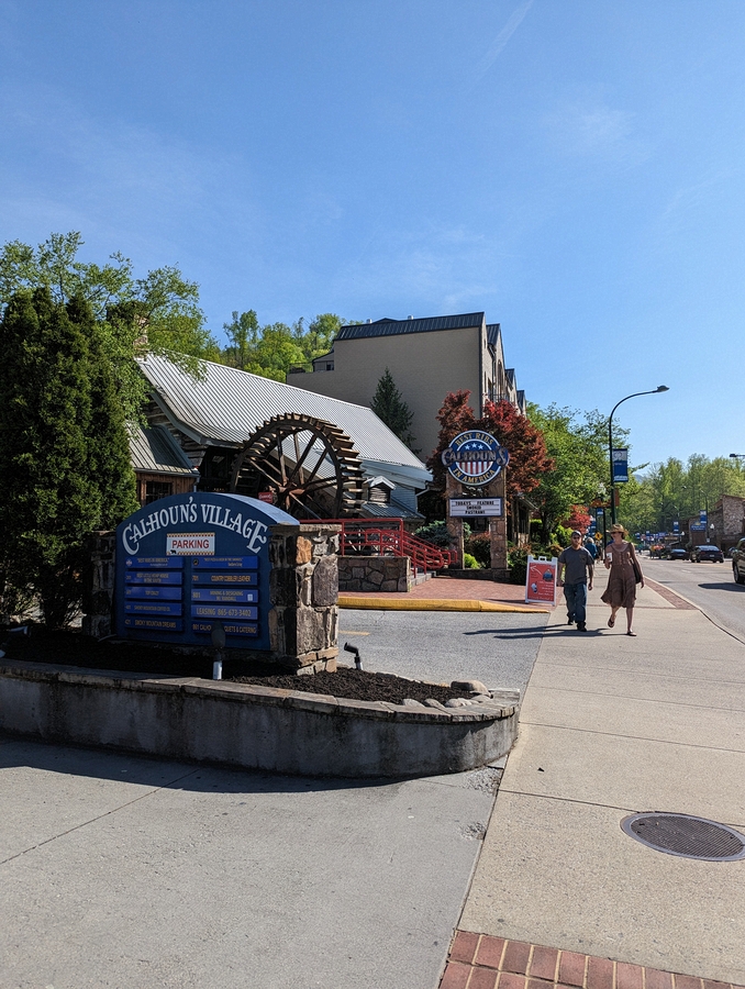 2023-04-19 06 Heading toward National Park, less-busy end of main drag, Gatlinburg TN.jpg